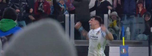 Tommaso Menoncello scores against the All Blacks